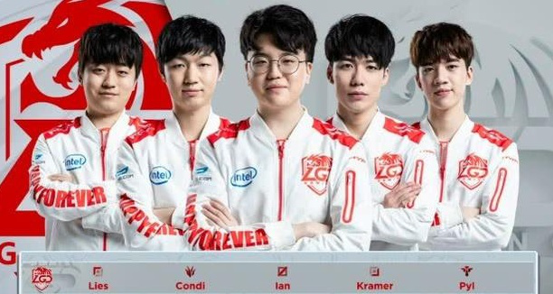 不少球迷在 不少球迷在